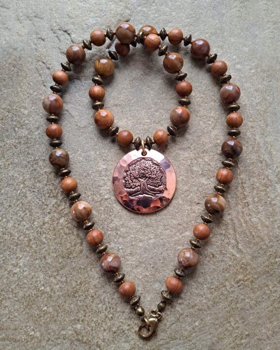 Yggdrasil-Anhänger aus Feinkupfer - vereint mit Holz- und Edelsteinperlen - edler Kupferschmuck