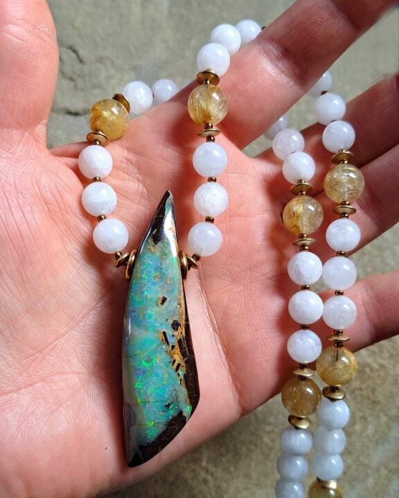Boulder-Opal-Anhänger an Edelsteinkette aus Perlen - eleganter Yogaschmuck