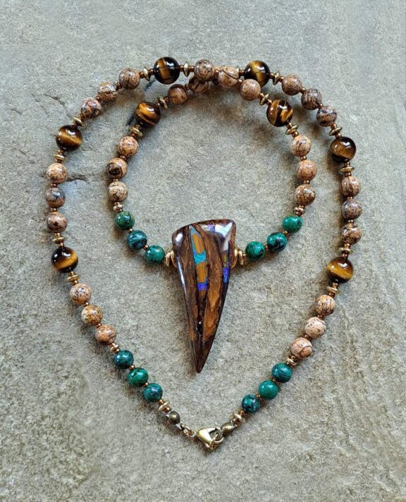 Eleganter Reikischmuck: Boulder-Opal-Anhänger an Halskette aus Heilsteinperlen