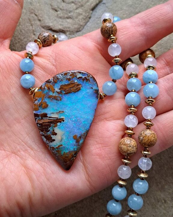 Boulder-Opal-Anhänger an Perlenkette aus Edelsteinperlen - ideales Yogazubehör