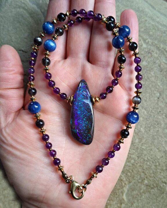 Eleganter Damenschmuck: Boulder-Opal-Anhänger an Halskette aus Steinperlen
