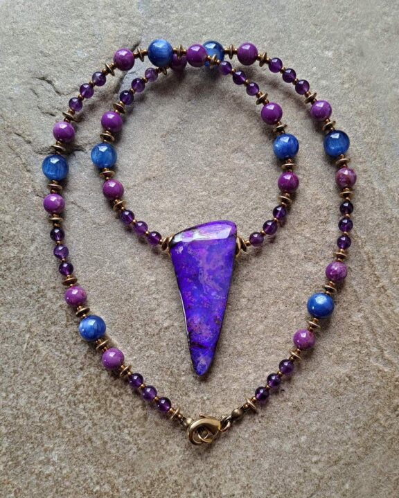 Edler Damenschmuck: Boulder-Opal-Anhänger an Perlenkette aus Amethyst, Kyanit und Phosphosiderit