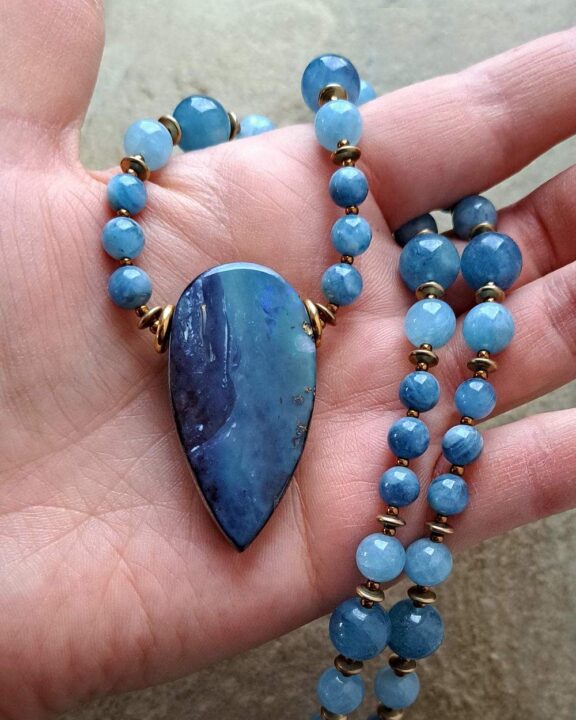 Boulder-Opal-Anhänger an Halskette aus Edelsteinperlen -edler Damenschmuck