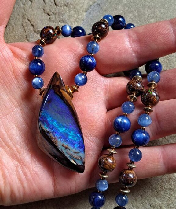 Boulder-Opal-Anhänger an Perlenkette aus Schmuckperlen - eleganter Luxusschmuck