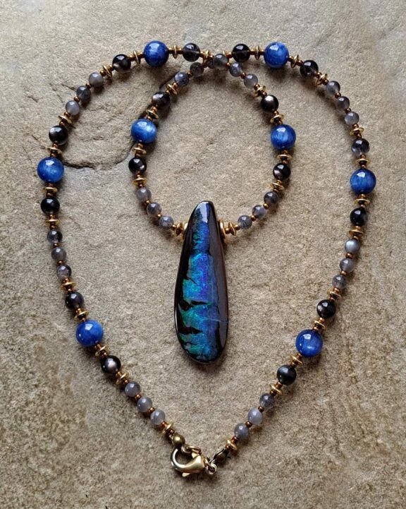 Boulder-Opal-Anhänger an Perlenkette aus Schmuckperlen - eleganter Echtschmuck