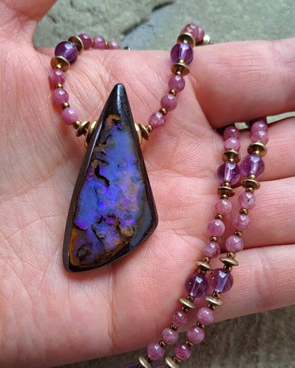 Boulder-Opal-Anhänger an Perlenkette aus Amethyst- und pinken Turmalinperlen - edler Echtschmuck