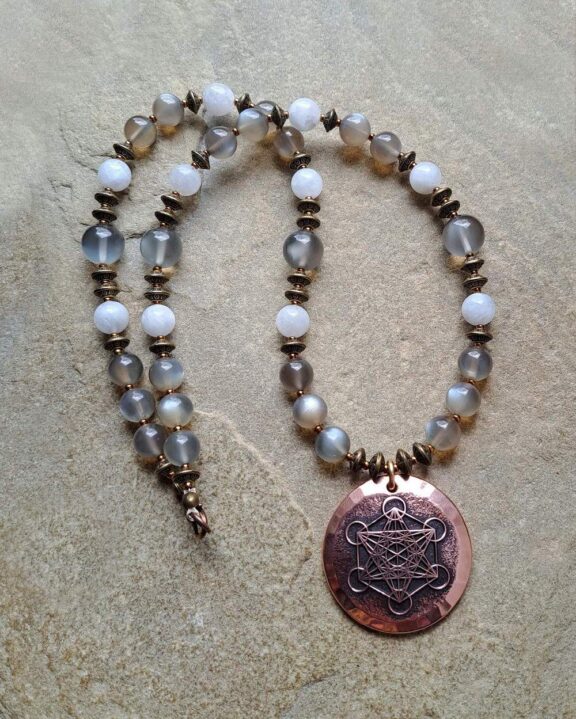 Erzengel-Metatron-Anhänger an Perlenkette aus Mondstein - Symbolschmuck im Boho-Stil