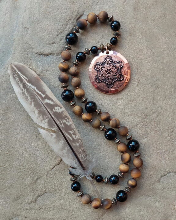 Metatron-Anhänger an Halskette aus Tigerauge- und Turmalinperlen - edler Kupferschmuck