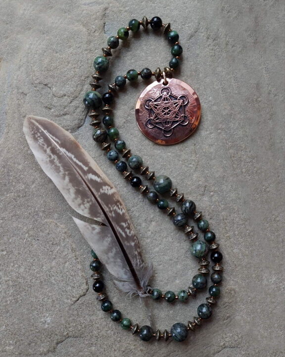 Engelschmuck: Metatron-Anhänger an Perlenkette aus Edelsteinperlen - ideales Yogazubehör