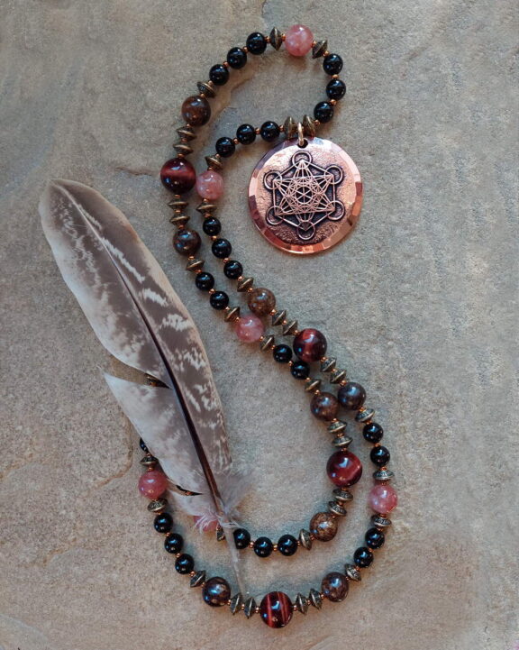 Metatron-Anhänger an Heilsteinkette aus Edelsteinperlen - edler Symbolschmuck im Boho-Stil