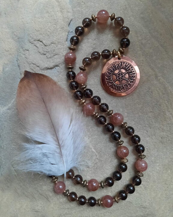 Futhark-Anhänger aus Feinkupfer an Edelsteinkette aus Rauchquarz und Aventurin