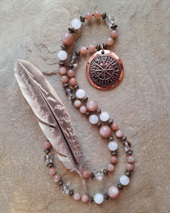 Futhark-Anhängeran Heilsteinkette aus Sonnenstein- und Mondsteinperlen - nordischer Schmuck