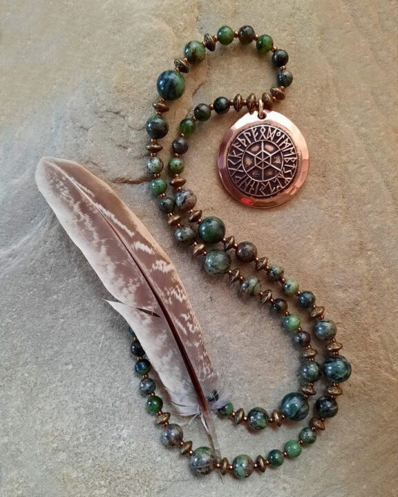 Futhark-Anhänger an Edelsteinkette aus Chalcedonperlen - nordischer Kupfer-Schmuck
