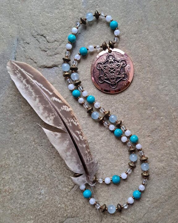 Metatron-Anhänger an Perlenkette mit Bergkristall, Türkis, Mondstein und Aquamarin - edler Kupferschmuck