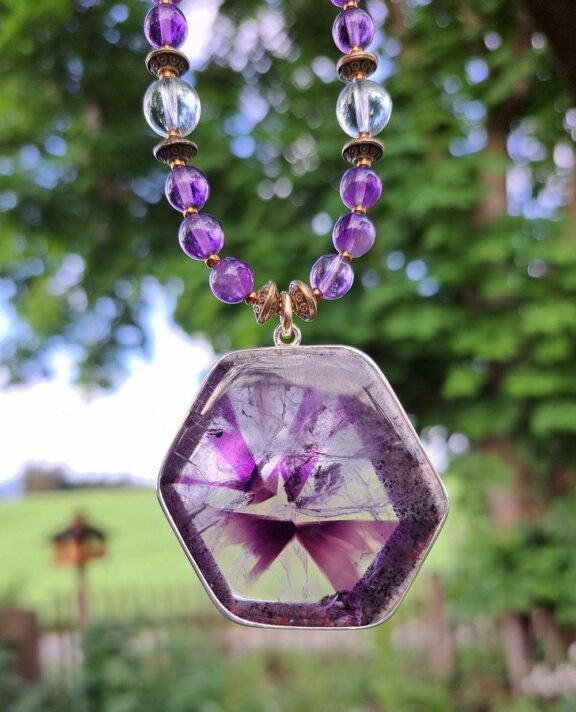 Amethyst Bergkristall Phantomquarz Fenstgeglasamethyst Portalamethyst Triquetra Ohm Aum Om Sternzeichen Sternentor Sonne Sonnenamulett Sonnenschmuck Einhornschmuck Einhorn Einhornkette Venusblume Drache Heilung Metatron Crop Circle Necklace Goddess of Love Healing Stones Crystals Venusflower protect Flower of Life Amulett Göttin Liebe Kette Halskette Heilsteine Lichtbringer Kupferschmuck Symbole Symbolschmuck Harmonie Zauberwesen Valentinstagsgeschenk Geschenk Hochzeitsgeschenk Edelsteinschmuck Edelsteinkette Edelsteinanhänger Heilsteinschmuck Heilsteinanhänger Glücksbringer Schutzsymbol Glückssteine Lebensblume Blume des Lebens Schutzengel Heilige Geometrie Kraftort Kraftorte Runen Futhark Vikings Germanen Vikinger Runenalphabet Runenschutzkreis Alternativschmuck Kelten Keltischer Schmuck Germanen Germanischer Schmuck Magie Baum des Lebens Yggdrasil Triskele Allverbunden Verbundenheit Dreieinigkeit Dreifaltigkeit Einheit Medizinrad Nornen Schicksalsnetz Skulds Netz Skuld Energie Heilsteine Spiegelamulett Sternzeichen Rune Triskele Hochzeitsschmuck Dirndlschmuck Trachtenschmuck Jewellery Pentagram Schutzamulett medicine wheel runes Sonnenamulett Amulett Anhänger Kornkreis Kornkreis Crop circle Unicorn Aquarius Age of Aquarius Neuzeit Neues Zeitalter Celtic jewellery magic Magie Liebe des Lebens göttlich devine Sternzeichenschmuck Opalschmuck