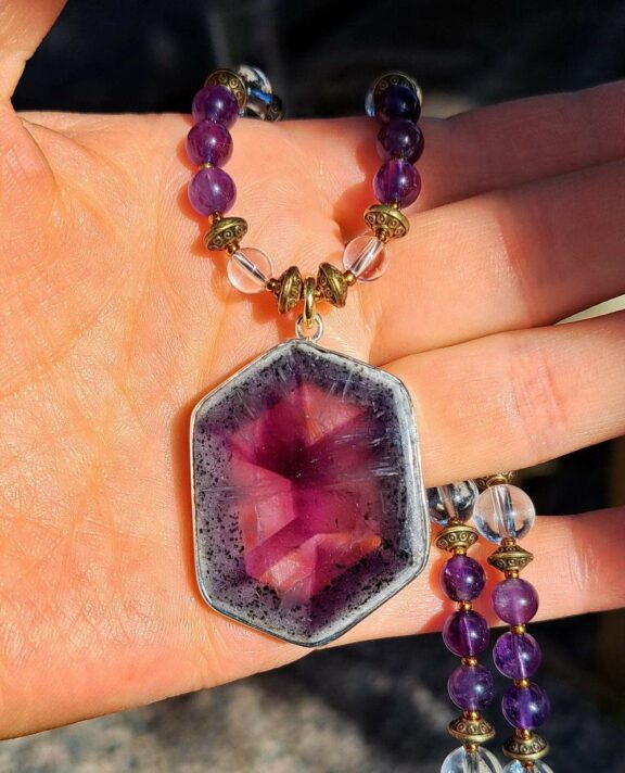 Amethyst Bergkristall Phantomquarz Fenstgeglasamethyst Portalamethyst Triquetra Ohm Aum Om Sternzeichen Sternentor Sonne Sonnenamulett Sonnenschmuck Einhornschmuck Einhorn Einhornkette Venusblume Drache Heilung Metatron Crop Circle Necklace Goddess of Love Healing Stones Crystals Venusflower protect Flower of Life Amulett Göttin Liebe Kette Halskette Heilsteine Lichtbringer Kupferschmuck Symbole Symbolschmuck Harmonie Zauberwesen Valentinstagsgeschenk Geschenk Hochzeitsgeschenk Edelsteinschmuck Edelsteinkette Edelsteinanhänger Heilsteinschmuck Heilsteinanhänger Glücksbringer Schutzsymbol Glückssteine Lebensblume Blume des Lebens Schutzengel Heilige Geometrie Kraftort Kraftorte Runen Futhark Vikings Germanen Vikinger Runenalphabet Runenschutzkreis Alternativschmuck Kelten Keltischer Schmuck Germanen Germanischer Schmuck Magie Baum des Lebens Yggdrasil Triskele Allverbunden Verbundenheit Dreieinigkeit Dreifaltigkeit Einheit Medizinrad Nornen Schicksalsnetz Skulds Netz Skuld Energie Heilsteine Spiegelamulett Sternzeichen Rune Triskele Hochzeitsschmuck Dirndlschmuck Trachtenschmuck Jewellery Pentagram Schutzamulett medicine wheel runes Sonnenamulett Amulett Anhänger Kornkreis Kornkreis Crop circle Unicorn Aquarius Age of Aquarius Neuzeit Neues Zeitalter Celtic jewellery magic Magie Liebe des Lebens göttlich devine Sternzeichenschmuck Opalschmuck