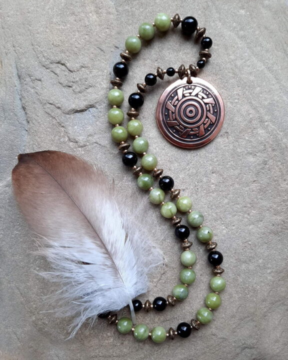 Kornkreis Anhänger Talisman aus Kupfer an Edelsteinkette aus Peridot und Turmalin Perlen