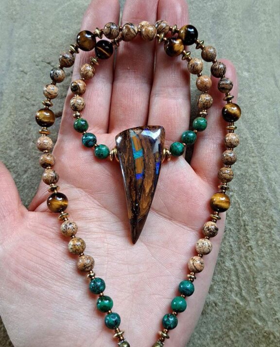 Eleganter Reikischmuck: Boulder-Opal-Anhänger an Halskette aus Edelsteinperlen