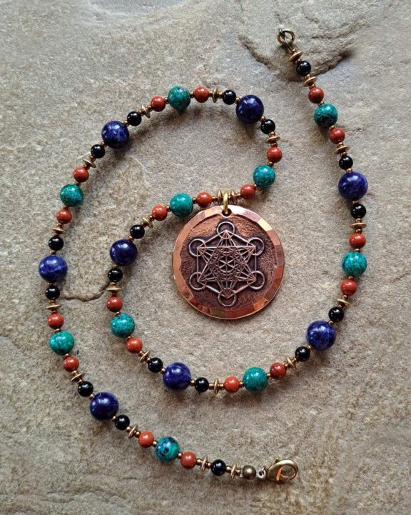 Handgefertigter Schmuck: Heilsteinkette mit Metatron-Anhänger - jedes Stück ein Unikat