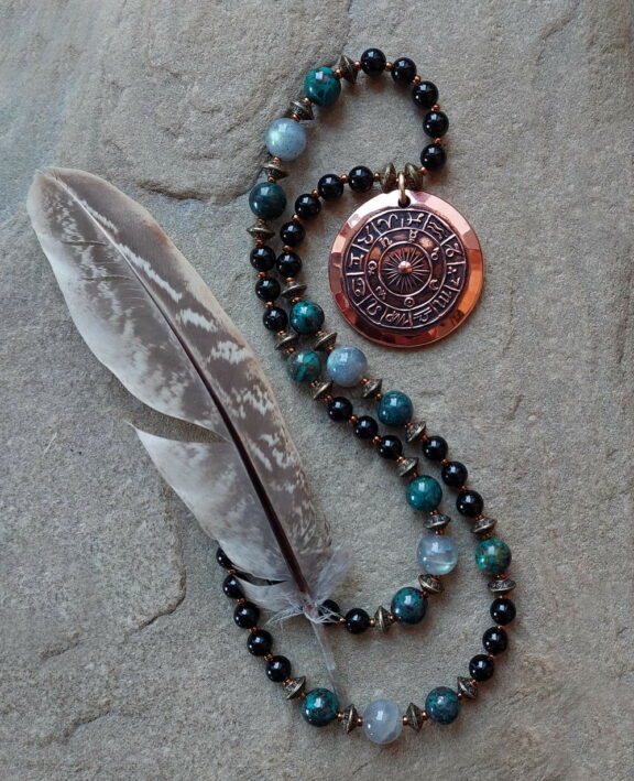 Sternentor Sternzeichen Turmalin Chrysokoll Labradorit Triquetra Ohm Aum Om Sternzeichen Sternentor Sonne Einhornschmuck Einhorn Einhornkette Venusblume Drache Heilung Metatron Crop Circle Necklace Goddess of Love Healing Stones Crystals Venusflower protect Flower of Life Amulett Göttin Liebe Kette Halskette Heilsteine Lichtbringer Kupferschmuck Symbole Symbolschmuck Harmonie Zauberwesen Valentinstagsgeschenk Geschenk Hochzeitsgeschenk Edelsteinschmuck Edelsteinkette Edelsteinanhänger Heilsteinschmuck Heilsteinanhänger Glücksbringer Schutzsymbol Glückssteine Lebensblume Blume des Lebens Schutzengel Heilige Geometrie Kraftort Kraftorte Runen Futhark Vikings Germanen Vikinger Runenalphabet Runenschutzkreis Alternativschmuck Kelten Keltischer Schmuck Germanen Germanischer Schmuck Magie Baum des Lebens Yggdrasil Triskele Allverbunden Verbundenheit Dreieinigkeit Dreifaltigkeit Einheit Medizinrad Nornen Schicksalsnetz Skulds Netz Skuld Energie Heilsteine Spiegelamulett Sternzeichen Rune Triskele Hochzeitsschmuck Dirndlschmuck Trachtenschmuck Jewellery Pentagram Schutzamulett medicine wheel runes