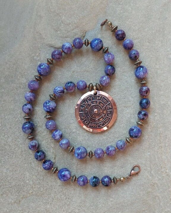 Charoit Triquetra Ohm Aum Om Sternzeichen Sternentor Sonne Einhornschmuck Einhorn Einhornkette Venusblume Drache Heilung Metatron Crop Circle Necklace Goddess of Love Healing Stones Crystals Venusflower protect Flower of Life Amulett Göttin Liebe Kette Halskette Heilsteine Lichtbringer Kupferschmuck Symbole Symbolschmuck Harmonie Zauberwesen Valentinstagsgeschenk Geschenk Hochzeitsgeschenk Edelsteinschmuck Edelsteinkette Edelsteinanhänger Heilsteinschmuck Heilsteinanhänger Glücksbringer Schutzsymbol Glückssteine Lebensblume Blume des Lebens Schutzengel Heilige Geometrie Kraftort Kraftorte Runen Futhark Vikings Germanen Vikinger Runenalphabet Runenschutzkreis Alternativschmuck Kelten Keltischer Schmuck Germanen Germanischer Schmuck Magie Baum des Lebens Yggdrasil Triskele Allverbunden Verbundenheit Dreieinigkeit Dreifaltigkeit Einheit Medizinrad Nornen Schicksalsnetz Skulds Netz Skuld Energie Heilsteine Spiegelamulett Sternzeichen Rune Triskele Hochzeitsschmuck Dirndlschmuck Trachtenschmuck Jewellery Pentagram Schutzamulett medicine wheel runes