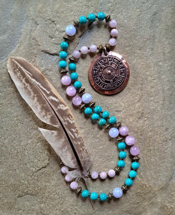 Türkis Kunzit Chalcedon Triquetra Ohm Aum Om Sternzeichen Sternentor Sonne Einhornschmuck Einhorn Einhornkette Venusblume Drache Heilung Metatron Crop Circle Necklace Goddess of Love Healing Stones Crystals Venusflower protect Flower of Life Amulett Göttin Liebe Kette Halskette Heilsteine Lichtbringer Kupferschmuck Symbole Symbolschmuck Harmonie Zauberwesen Valentinstagsgeschenk Geschenk Hochzeitsgeschenk Edelsteinschmuck Edelsteinkette Edelsteinanhänger Heilsteinschmuck Heilsteinanhänger Glücksbringer Schutzsymbol Glückssteine Lebensblume Blume des Lebens Schutzengel Heilige Geometrie Kraftort Kraftorte Runen Futhark Vikings Germanen Vikinger Runenalphabet Runenschutzkreis Alternativschmuck Kelten Keltischer Schmuck Germanen Germanischer Schmuck Magie Baum des Lebens Yggdrasil Triskele Allverbunden Verbundenheit Dreieinigkeit Dreifaltigkeit Einheit Medizinrad Nornen Schicksalsnetz Skulds Netz Skuld Energie Heilsteine Spiegelamulett Sternzeichen Rune Triskele Hochzeitsschmuck Dirndlschmuck Trachtenschmuck Jewellery Pentagram Schutzamulett medicine wheel runes