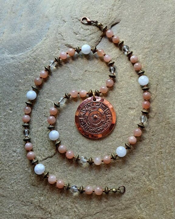 Sonnenstein Bergkristall Mondstein Triquetra Ohm Aum Om Sternzeichen Sternentor Sonne Einhornschmuck Einhorn Einhornkette Venusblume Drache Heilung Metatron Crop Circle Necklace Goddess of Love Healing Stones Crystals Venusflower protect Flower of Life Amulett Göttin Liebe Kette Halskette Heilsteine Lichtbringer Kupferschmuck Symbole Symbolschmuck Harmonie Zauberwesen Valentinstagsgeschenk Geschenk Hochzeitsgeschenk Edelsteinschmuck Edelsteinkette Edelsteinanhänger Heilsteinschmuck Heilsteinanhänger Glücksbringer Schutzsymbol Glückssteine Lebensblume Blume des Lebens Schutzengel Heilige Geometrie Kraftort Kraftorte Runen Futhark Vikings Germanen Vikinger Runenalphabet Runenschutzkreis Alternativschmuck Kelten Keltischer Schmuck Germanen Germanischer Schmuck Magie Baum des Lebens Yggdrasil Triskele Allverbunden Verbundenheit Dreieinigkeit Dreifaltigkeit Einheit Medizinrad Nornen Schicksalsnetz Skulds Netz Skuld Energie Heilsteine Spiegelamulett Sternzeichen Rune Triskele Hochzeitsschmuck Dirndlschmuck Trachtenschmuck Jewellery Pentagram Schutzamulett medicine wheel runes Sonnenamulett