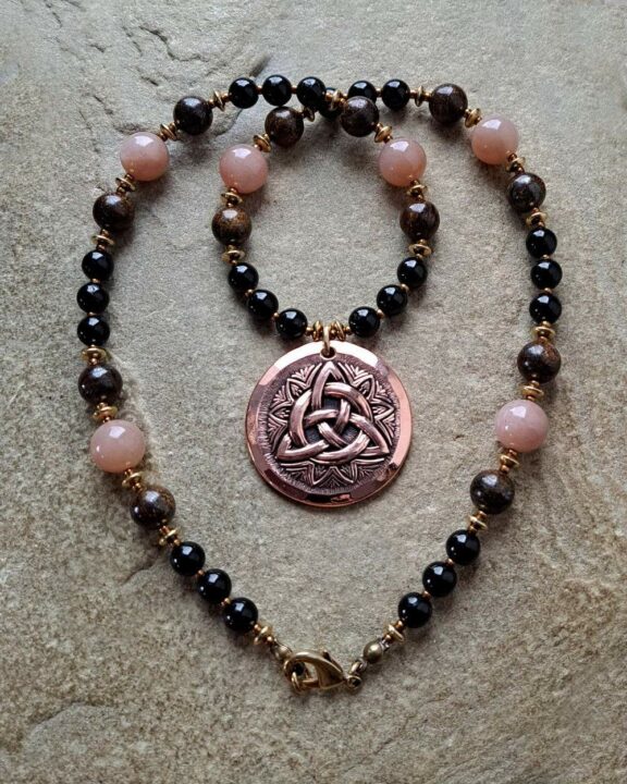 Triquetra Anhänger Edelsteinkette Heilsteinschmuck