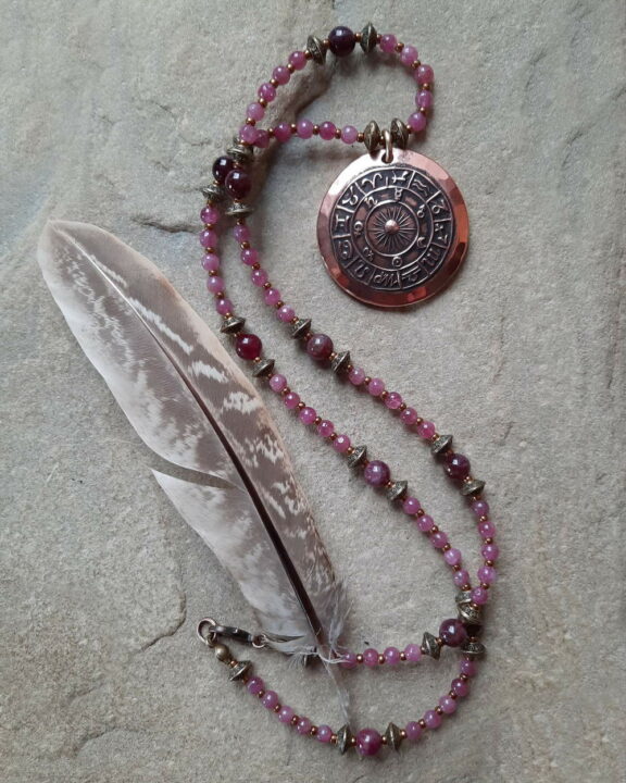 Pink Turmalin Triquetra Ohm Aum Om Sternzeichen Sternentor Sonne Einhornschmuck Einhorn Einhornkette Venusblume Drache Heilung Metatron Crop Circle Necklace Goddess of Love Healing Stones Crystals Venusflower protect Flower of Life Amulett Göttin Liebe Kette Halskette Heilsteine Lichtbringer Kupferschmuck Symbole Symbolschmuck Harmonie Zauberwesen Valentinstagsgeschenk Geschenk Hochzeitsgeschenk Edelsteinschmuck Edelsteinkette Edelsteinanhänger Heilsteinschmuck Heilsteinanhänger Glücksbringer Schutzsymbol Glückssteine Lebensblume Blume des Lebens Schutzengel Heilige Geometrie Kraftort Kraftorte Runen Futhark Vikings Germanen Vikinger Runenalphabet Runenschutzkreis Alternativschmuck Kelten Keltischer Schmuck Germanen Germanischer Schmuck Magie Baum des Lebens Yggdrasil Triskele Allverbunden Verbundenheit Dreieinigkeit Dreifaltigkeit Einheit Medizinrad Nornen Schicksalsnetz Skulds Netz Skuld Energie Heilsteine Spiegelamulett Sternzeichen Rune Triskele Hochzeitsschmuck Dirndlschmuck Trachtenschmuck Jewellery Pentagram Schutzamulett medicine wheel runes Sonnenamulett Amulett Anhänger
