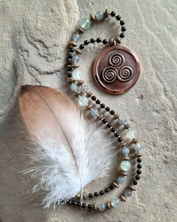 Triskele Anhänger Edelsteinkette Heilsteinschmuck