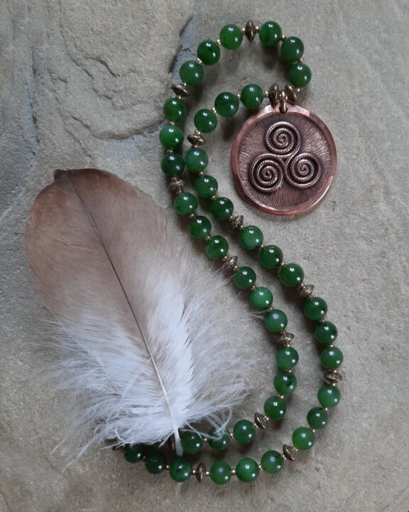 Triskele Anhänger Edelsteinkette Heilsteinschmuck