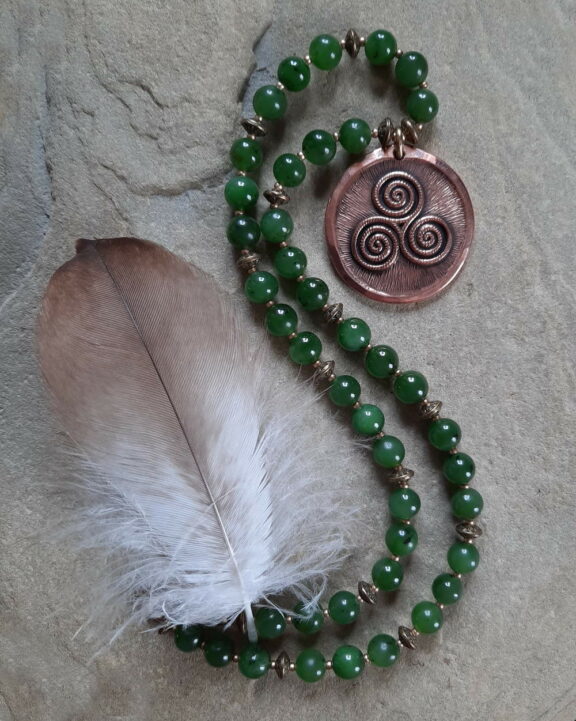 Jade Triskele Triquetra Ohm Aum Om Sternzeichen Sternentor Sonne Einhornschmuck Einhorn Einhornkette Venusblume Drache Heilung Metatron Crop Circle Necklace Goddess of Love Healing Stones Crystals Venusflower protect Flower of Life Amulett Göttin Liebe Kette Halskette Heilsteine Lichtbringer Kupferschmuck Symbole Symbolschmuck Harmonie Zauberwesen Valentinstagsgeschenk Geschenk Hochzeitsgeschenk Edelsteinschmuck Edelsteinkette Edelsteinanhänger Heilsteinschmuck Heilsteinanhänger Glücksbringer Schutzsymbol Glückssteine Lebensblume Blume des Lebens Schutzengel Heilige Geometrie Kraftort Kraftorte Runen Futhark Vikings Germanen Vikinger Runenalphabet Runenschutzkreis Alternativschmuck Kelten Keltischer Schmuck Germanen Germanischer Schmuck Magie Baum des Lebens Yggdrasil Triskele Allverbunden Verbundenheit Dreieinigkeit Dreifaltigkeit Einheit Medizinrad Nornen Schicksalsnetz Skulds Netz Skuld