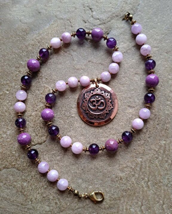 Kunzit Phosphosiderit Amethyst Ohm Aum Om Metatron Crop Circle Necklace Goddess of Love Healing Stones Crystals Venusflower protect Flower of Life Amulett Göttin Liebe Kette Halskette Heilsteine Lichtbringer Kupferschmuck Symbole Symbolschmuck Harmonie Zauberwesen Valentinstagsgeschenk Geschenk Hochzeitsgeschenk Edelsteinschmuck Edelsteinkette Edelsteinanhänger Heilsteinschmuck Heilsteinanhänger Glücksbringer Schutzsymbol Glückssteine Lebensblume Blume des Lebens Schutzengel Heilige Geometrie Kraftort Kraftorte Runen Futhark Vikings Germanen Vikinger Runenalphabet Runenschutzkreis Alternativschmuck Kelten Keltischer Schmuck Germanen Germanischer Schmuck