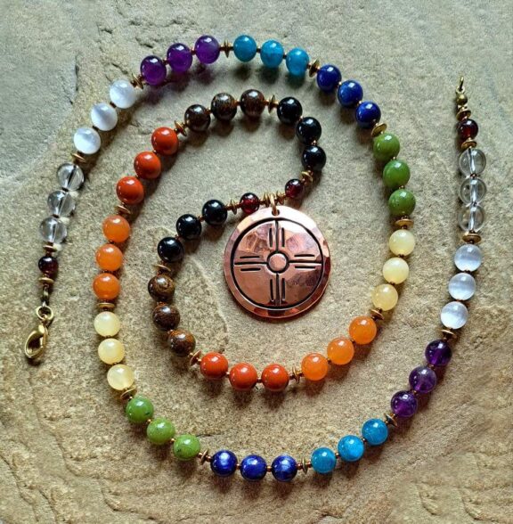 Medizinrad-Anhänger an Chakra-Heilsteinkette aus bunten Perlen - kraftvoller Symbolschmuck
