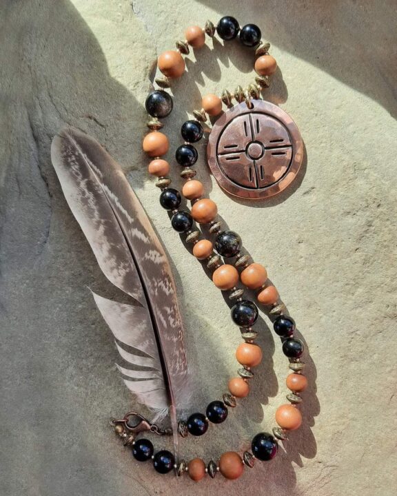 Medizinrad-Anhänger - verbunden mit Obsidian- und Sandelholzperlen - edler Symbolschmuck