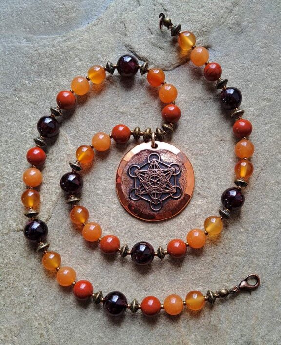 Handgefertigter Erzengel-Anhänger an Edelsteinkette mit Jaspis, Karneol und Granat - edler Schmuck