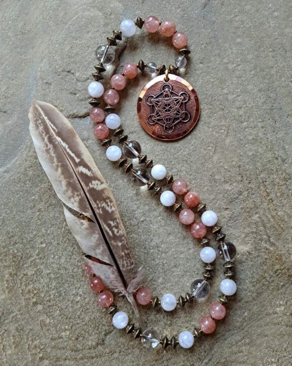 Kupfer-Anhänger-Metatron an Halskette aus Bergkristall und Mondstein - edler Boho-Schmuck