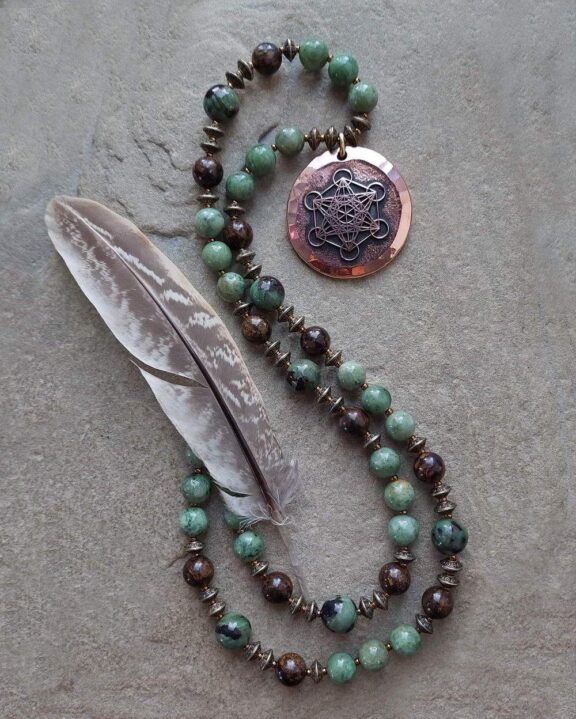 Schmuck im Boho-Stil: Metatron-Anhänger an Halskette aus grünem Opal und Bronzit