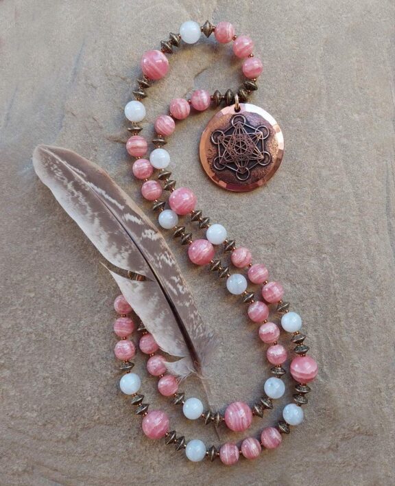 Metatron-Anhänger an Heilsteinkette aus Rhodochrosit und Mondstein - edler Kupferschmuck