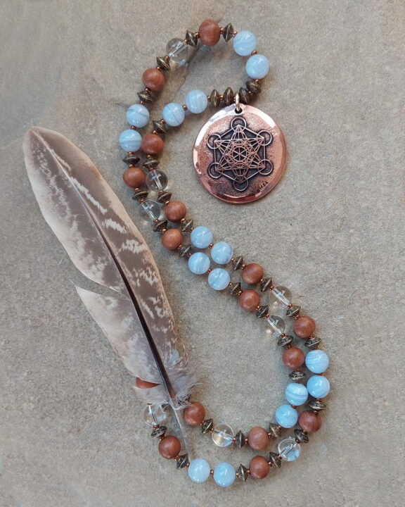 Perlenkette aus Chalcedon, Bergkristall und Sandelholz mit Metatron-Anhänger - edler Schmuck