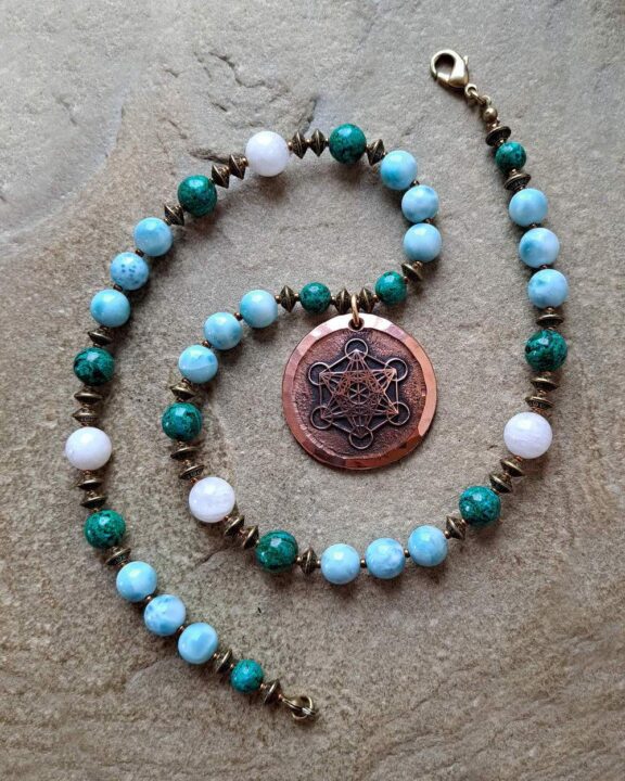 Metatron-Anhänger an Perlenkette aus Chrysokoll, Larimar und Chrysokoll - edler Yogaschmuck