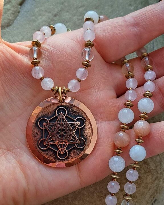 Metatron-Anhänger an Perlenkette aus Sonnenstein, Rosenquarz und Mondstein - edler Boho-Schmuck