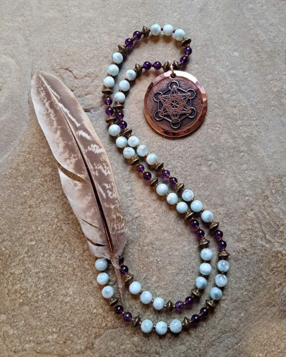 Edler Kupferschmuck: Metatron-Anhänger an Perlenkette aus Angelit und Amethyst - im Boho-Stil