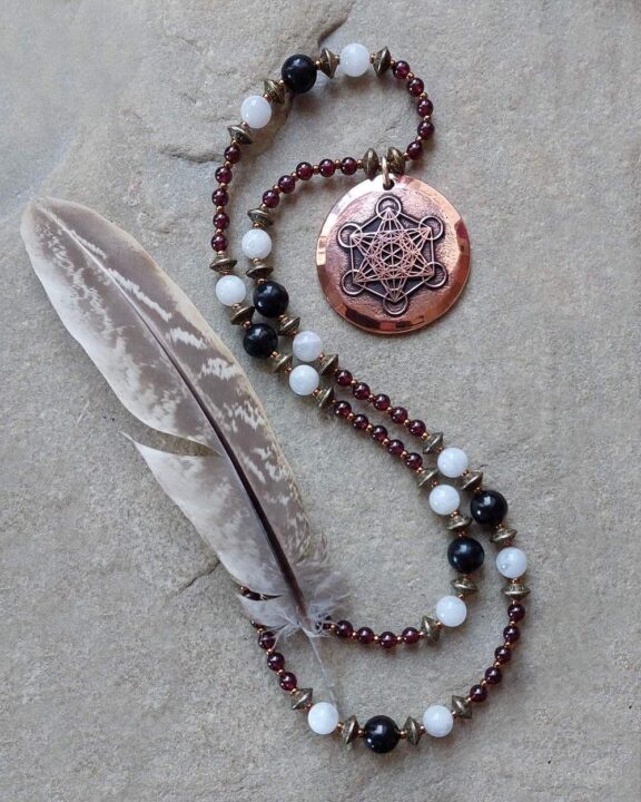 Edler Energieschmuck: Metatron-Anhänger an Perlenkette aus Granat, Mondstein und Turmalin