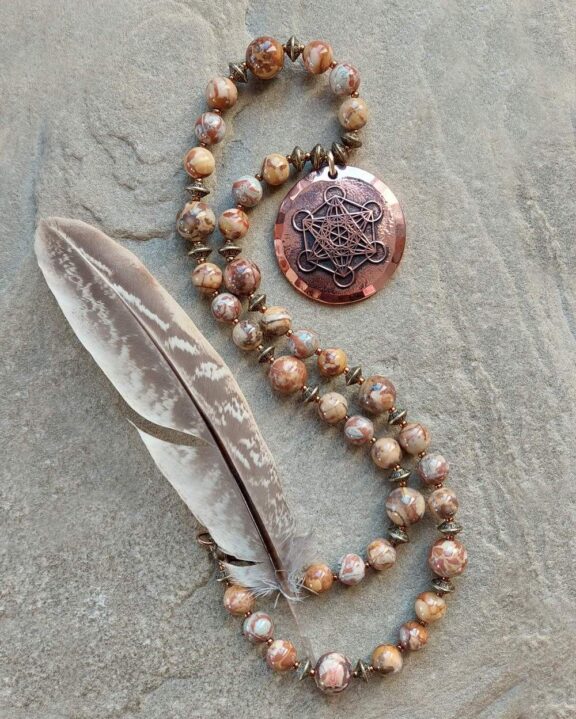 Metatron-Anhänger an Perlenkette aus Jaspisperlen - spiritueller Schmuck im Boho-Stil