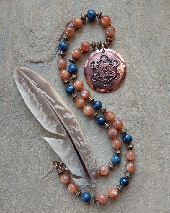 Metatron-Anhänger aus Kupfer - an Heilsteinkette aus Kyanit und Sonnenstein - edler Boho-Schmuck