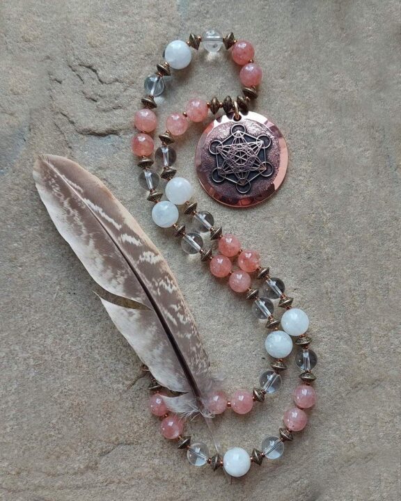 Metatron-Anhänger an Halskette aus Sonnenstein. Mondstein und Bergkristall - edler Boho-Schmuck