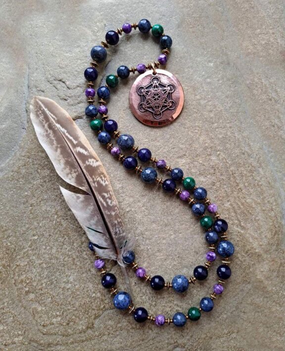 Metatron-Amulett kombiniert mit einer Heilsteinkette aus Kyanit, Sodalith und Jade - Boho-Schmuck