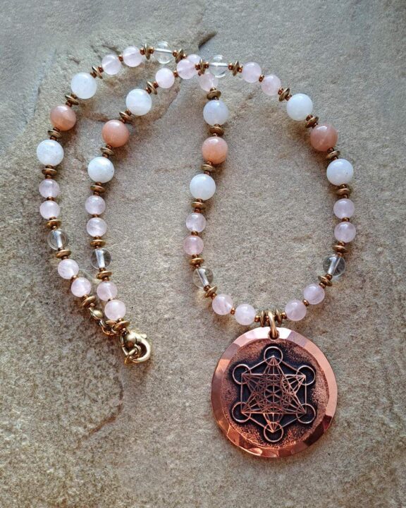 Erzengel-Metatron-Anhänger an Halskette aus Bergkristall, Sonnen- und Mondstein - energetischer Schmuck