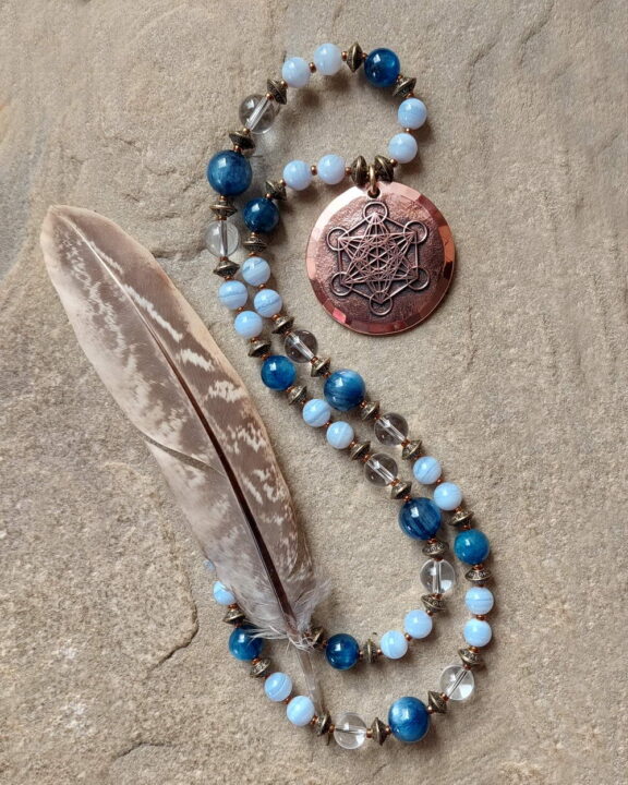 Metatron-Anhänger an Perlenkette aus Chalcedon, Kyanit und Bergkristall - edler Energieschmuck